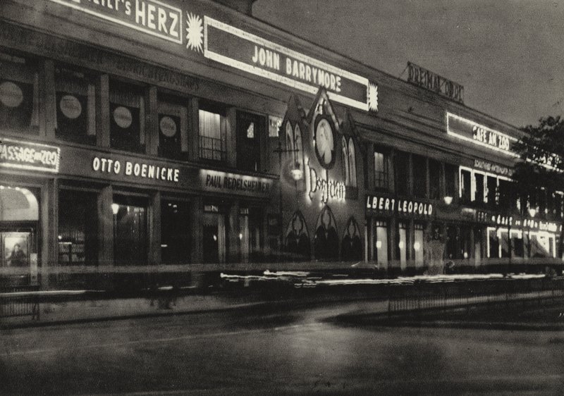 Berlin: Augusta Viktoria-Platz (s/hvitt bilde) av Sasha Stone