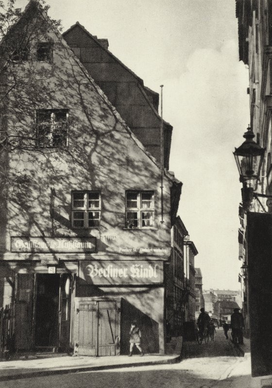 Berlin: "The Nut Tree" (s/hvitt bilde) av Sasha Stone