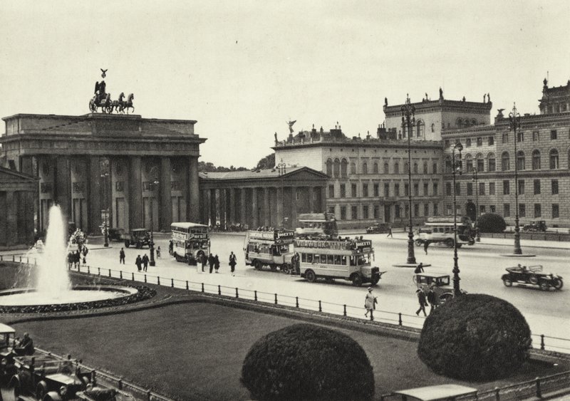Berlin: Pariser Platz (s/hvitt bilde) av Sasha Stone