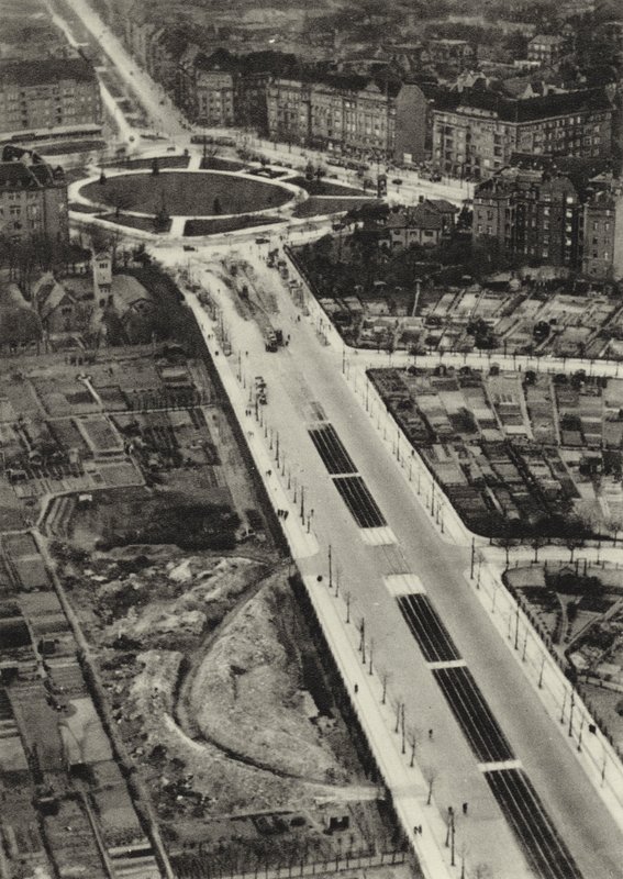 Berlin: Reichsstrasse, Reichskanzlerplatz (s/hvitt-bilde) av Sasha Stone