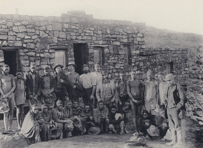 A Mining Group (s/hvitt bilde) av South African Photographer